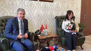 Eskişehir'de yerde bulduğu Türk bayrağını kaldıran kurye valilikte ağırlandı