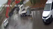 Damperi Açık Kalan Kamyon Giriş Kapısını Yıktı