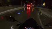 Göle dönen caddede motosiklet sürücüsünün zor anları kameraya yansıdı