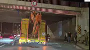 Eskişehir’de İş Makinesi Taşıyan Tır Üst Geçide Sıkıştı