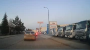 Eskişehir’de Trafikten Kaçan Sürücü Kaldırımdan İlerledi