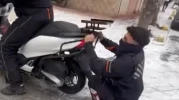 Eskişehir’de Kurye Buzlu Zeminde Motosiklet Arkasında Kaydı