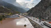 Erzincan-Erzurum kara yolunda sel felaketi: Sansa Deresi'nde ulaşım durma noktasına geldi