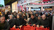 Ataşehir'de market açılışına dev ilgi: 60 bin kişi indirimli ürünler için sıraya girdi