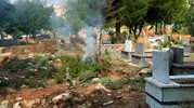 Köklüce Mahallesi'nde belediyeyi beklemeyen vatandaşlar mezarlığa sahip çıktı