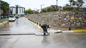 Kuşadası'nda sağanak mesaisi: Tıkanan giderler için ekipler teyakkuza geçti