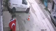 Bornova'da yere düşen Türk bayrağına gençten vefalı dokunuş