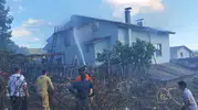 Safranbolu'da köy evinin çatısında çıkan yangın korkuttu