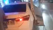 Mersin'de şaşkına çeviren kaza: Minibüsün kapısı otomobile saplandı