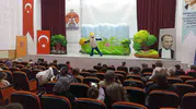 Havza'da minik tiyatroseverler Kaptan Pengu ile buluştu