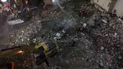 Maltepe'deki 7 katlı binanın enkazında kalan araç havadan görüntülendi