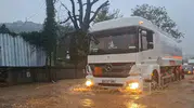 Beykoz'da sağanak yağış asfaltı parçaladı: Araçlar çamurlu sular arasında mahsur kaldı