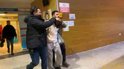 İnegöl'de arkadaş kavgası hastanede bitti: Bıçaklı saldırgan yaralıları takip ederken yakalandı