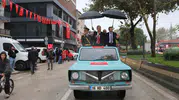 Gürsu sokaklarında nostalji rüzgarı: Cumhuriyet korteji renkli görüntülere sahne oldu