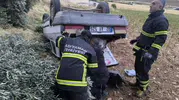 Yenigüven köyü yolunda direksiyon hakimiyetini kaybeden sürücü şarampole uçtu