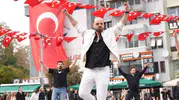İzmit Kent Meydanı'nda 41 kişiyle Cumhuriyet coşkusu: Zeybekli kutlama