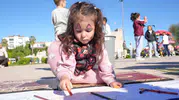 Sinoplu çocuklar Filistinli yaşıtları için fırçayı eline aldı