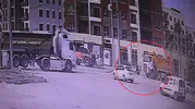 Antakya'da hafriyat kamyonunun kör noktasında kalan motosikletli hayatını kaybetti