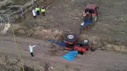 Karaman'da tarla sürerken devrilen traktörün altında kalan sürücü yaşamını yitirdi