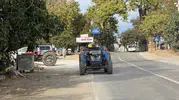 İznikli 71 yaşındaki eski sporcu traktörüyle çocukları geleceğe taşıyor