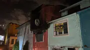 Fatih Ayvansaray'da gece yarısı korkutan yangın: İki katlı bina küle döndü