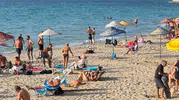 Kuşadası sahillerinde Ekim sürprizi: Termometreler 24 dereceyi gösterince plajlar doldu