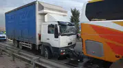 Beylerderesi Viyadüğü'nde otobüs ve kamyon çarpışması trafiği durma noktasına getirdi