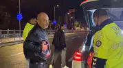 Alkollü sürücünün tehlikeli ısrarı: Uygulama noktasında araçların önüne atladı