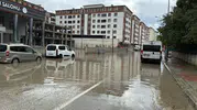 Çerkezköy'de aniden bastıran sağanak ulaşımı felç etti: Caddeler göle döndü