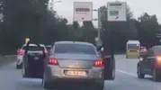 Bursa trafiğinde akılalmaz ihmal: Kapıları açıp ilerlediler