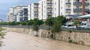Mersin'de sağanak alarmı: Dereler taştı, sokaklar göle döndü