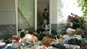 Kuşadası’nda bir mahalle nefes aldı: 3 katlı evden 6 kamyon çöp çıktı