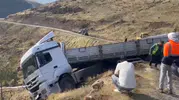 Solhan'da inşaat malzemesi taşıyan tır uçurumun kıyısında mahsur kaldı
