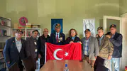 Ayvalık Kent Konseyi Başkanı Füsun Atay’a gazilerden anlamlı bayrak hediyesi