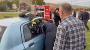 Elazığ-Tunceli karayolunda otomobil refüje çarptı: 2 kişi yaralandı