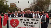 Eskişehirli emekli astsubaylar 29 Ekim kortejinde Cumhuriyet coşkusunu yaşadı