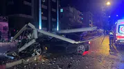 Karaman'da gece yarısı kaza: Aydınlatma direğini deviren otomobilde iki kişi yaralandı