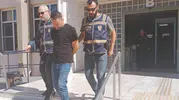 Uzaklaştırma kararına rağmen eve girdi, eşinin boğazını sıkarken yakalandı