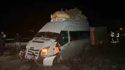 Sivas-Ankara karayolunda mevsimlik işçi taşıyan minibüs ile otomobil çarpıştı
