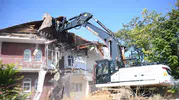 Kiltepe'de tehlike saçan metruk binaya belediye müdahalesi