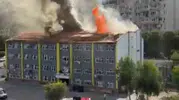 Karabağlar'da okul çatısında çıkan yangın paniğe neden oldu
