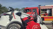 Susurluk yolunda bariyerlere çarpan otomobilde sıkışan yolcuyu itfaiye kurtardı
