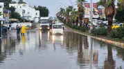 Bodrum'da sağanak yağış trafiği felç etti: Konacık'ta yollar göle döndü