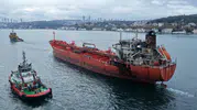 Dron saldırısıyla ağır hasar alan tanker İstanbul Boğazı'ndan geçti