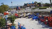 Bayındır'da yüklü kamyonetin çarptığı kadın tekerleklerin altında kalmaktan saniyelerle kurtuldu