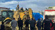 Karayazı'da bir evin önünde çıkan ot yangını mahalleliyi harekete geçirdi
