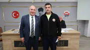 Arhavi'de dürüstlük ödüllendirildi: Yerde bulduğu altını sahibine ulaştıran belediye işçisine 5 bin TL