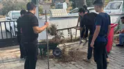 Koçarlı'da gençler okul bahçesinde temizlik seferberliği başlattı
