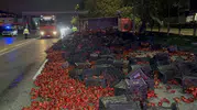 Samsun'da gece yarısı kaza: 10 ton biber taşıyan kamyon devrildi