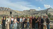 Aydın'da üniversiteye yeni başlayan gençler antik kentlerin izini sürüyor